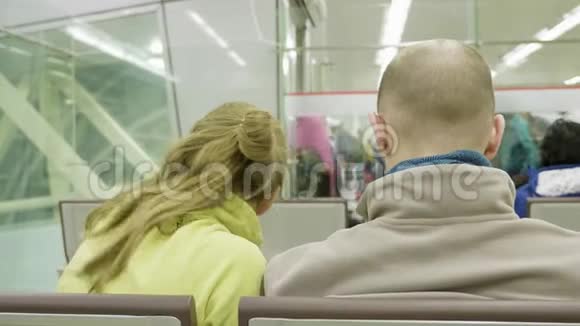 在机场坐几个座位在沙迦机场等待航班视频的预览图