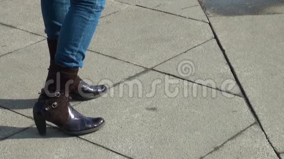 穿靴子的女性脚视频的预览图