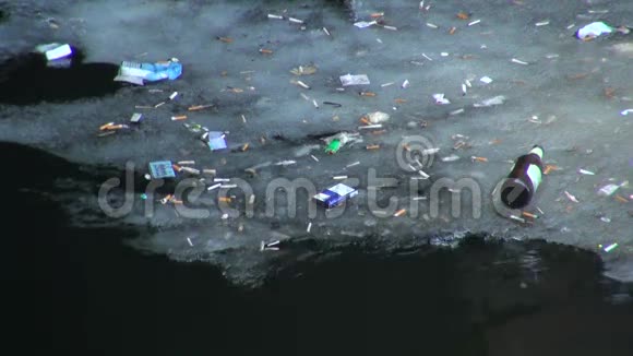 水上的碎屑和污垢视频的预览图