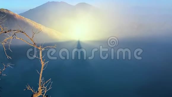 美丽的日出与格洛里奥拉效应火山顶部卡瓦伊根爪哇视频的预览图