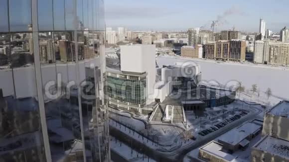 俄罗斯埃卡捷琳堡市的空中景观有现代玻璃立面建筑行动飞越历史博物馆视频的预览图