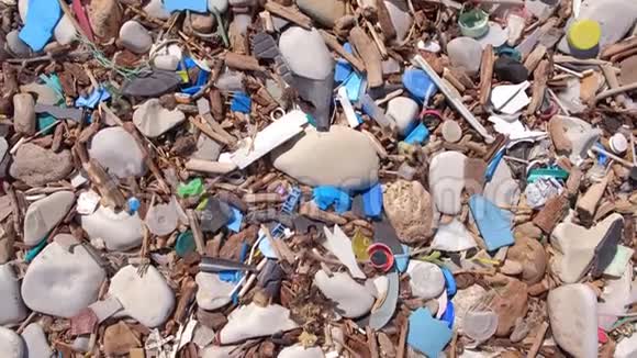 风暴过后卵石海岸上的塑料垃圾和垃圾近距离观看视频的预览图