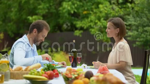 家庭在餐桌上吃素食维生素营养健康生活方式视频的预览图
