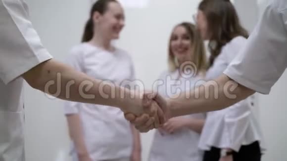 医院里的医生握手视频的预览图