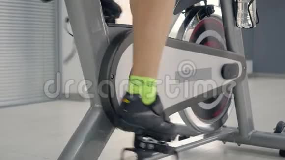 女足在骑自行车锻炼视频的预览图