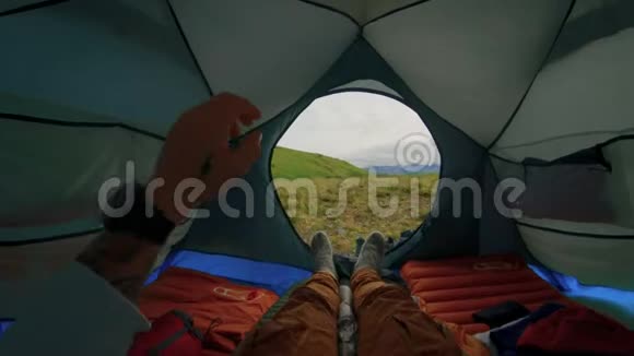 年轻夫妇在帐篷里露营视频的预览图