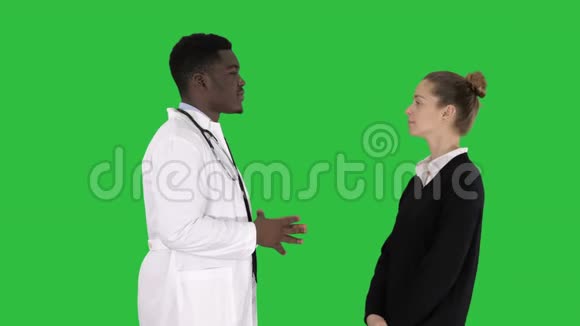 男性非洲医生在绿色屏幕上与女性患者交谈Chroma键视频的预览图