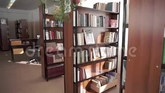 书架上的书学校图书馆视频的预览图