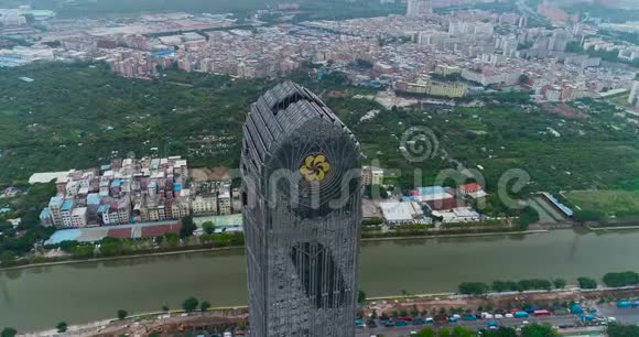 中国美丽的高楼中国生活的对比一座以美丽为背景的高楼视频的预览图