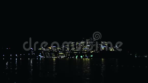 晚上在旅游胜地布德瓦镇观赏夜景美丽的风景与大海和岛屿在一起视频的预览图