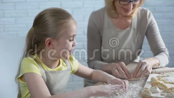 快乐的孙女和奶奶一起做饭给她五高自制糕点视频的预览图