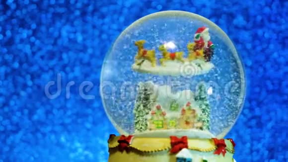 新年201圣诞节带雪花的雪球新年玻璃粉红色模糊的灯光闪闪发光的背景灯光波克视频的预览图