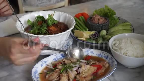 吃泰式南方风味餐视频的预览图