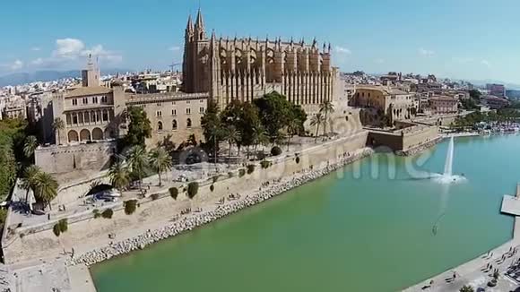 神奇的马略卡大教堂有喷泉城市美景空中拍摄视频的预览图