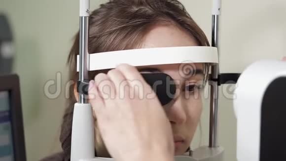 青少年在诊所接受眼科检查的肖像视频的预览图