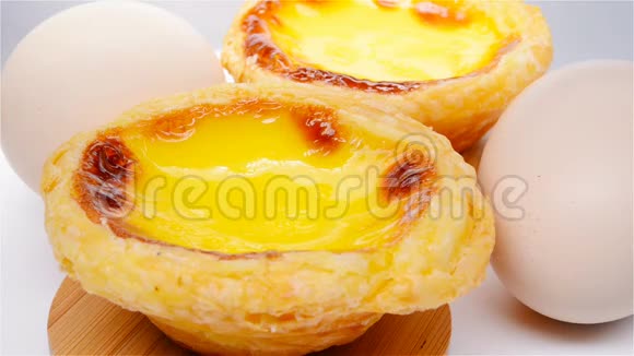 新鲜葡萄牙蛋挞和鸡蛋视频的预览图