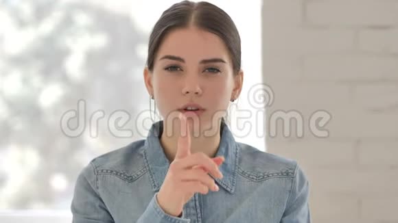 少女静悄悄的肖像嘴唇上的手指视频的预览图