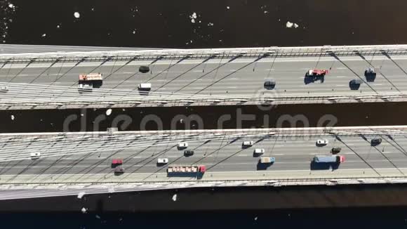 汽车在河上斜拉桥上行驶鸟瞰摄像机移动视频的预览图
