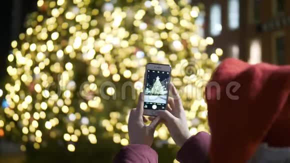 纽约一棵大圣诞树上的年轻女子合影视频的预览图