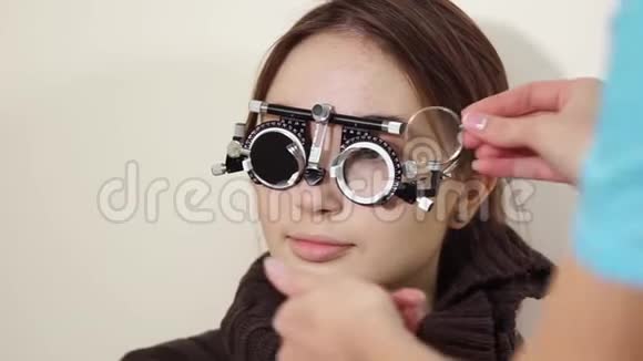 眼科医生正在试用女性脸部的镜片视频的预览图