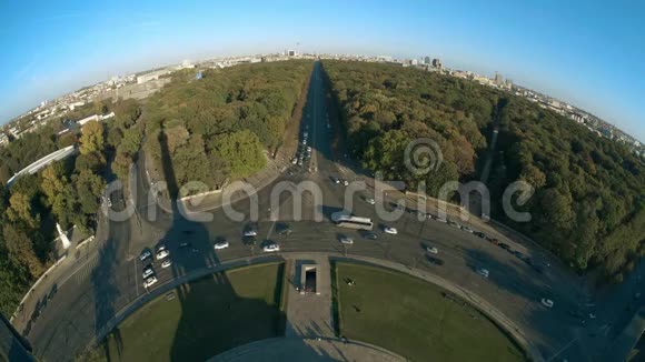勃兰登堡门和电视塔和胜利柱影菲舍耶镜头拍摄德国柏林视频的预览图