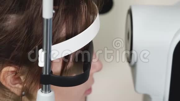 病人在眼科医生指定的诊断设备前视频的预览图
