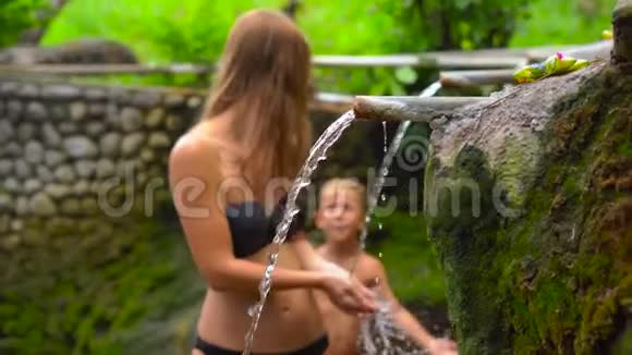家人参观巴厘岛的一个小温泉视频的预览图