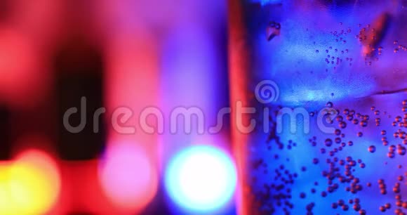 一瓶带有霓虹灯特写的苏打水视频的预览图