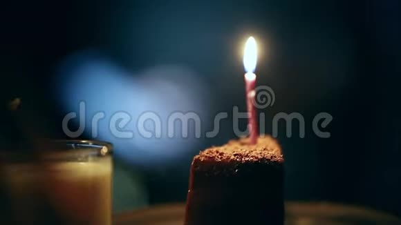 一块蛋糕上面有一支蜡烛站在桌子上视频的预览图
