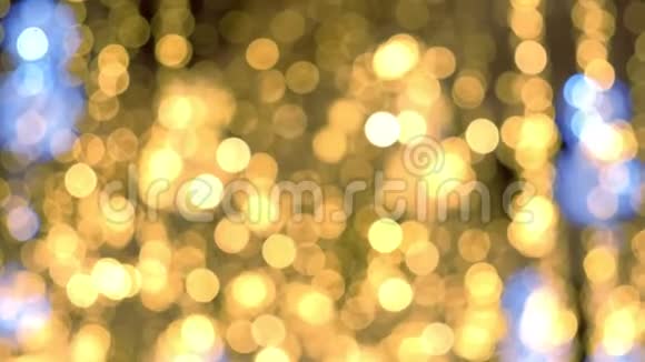 特写金色圣诞灯模糊背景视频的预览图