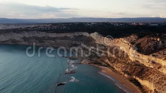 飞越塞浦路斯西南海岸的一个海湾Episkopi利马索尔区视频的预览图