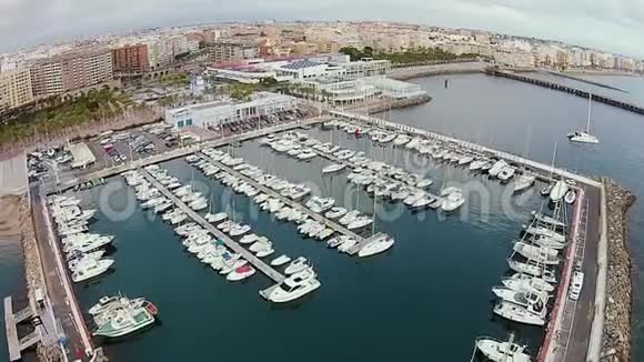 葡萄牙小镇码头上的小码头上满是船只和游艇视频的预览图
