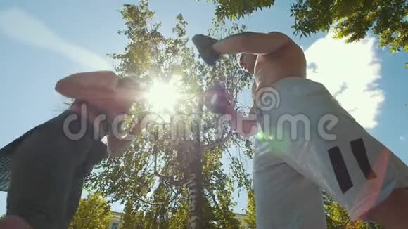 夏天肌肉发达的男人和女人在阳光下用爪子打拳击视频的预览图