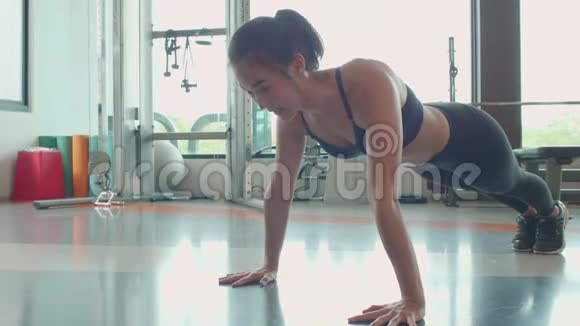 美丽的亚洲健身妇女在体育健身背景下做运动的肖像人们的生活方式和体育理念视频的预览图