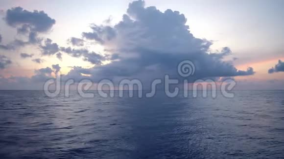 夕阳西下海面上太阳被云层遮住了开阔的海景视频的预览图