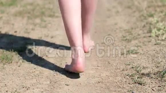赤脚走路的女孩视频的预览图