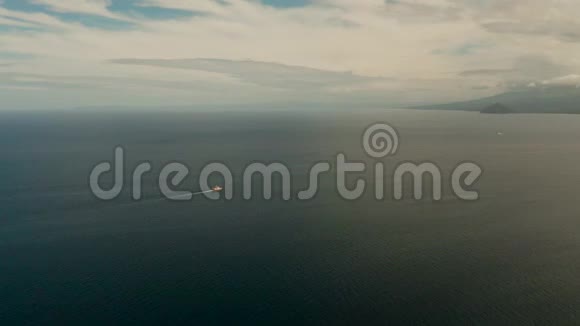 船在碧海蓝天菲律宾棉兰老视频的预览图