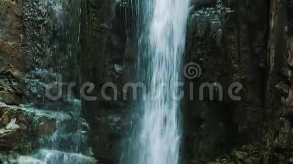 山上的小天然瀑布镜头移动视频的预览图