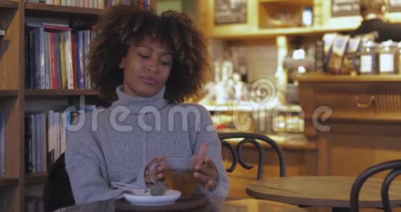 在咖啡馆喝茶的女人视频的预览图
