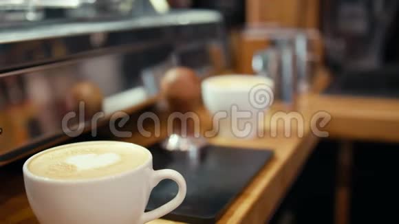 咖啡厅商店或餐厅用牛奶泡沫制成的带心咖啡视频的预览图