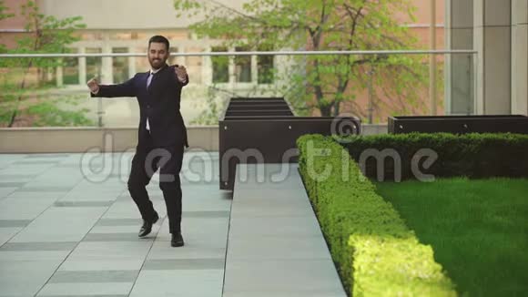 成功商务人士在无线耳机跳舞快乐视频的预览图
