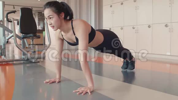 亚洲健身女性在体育健身背景下做运动的肖像人们的生活方式和体育理念女运动员视频的预览图