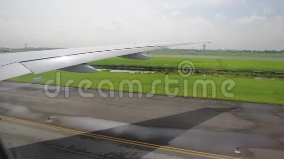航空运输和旅行飞机正准备在跑道上起飞飞机的机翼视频的预览图