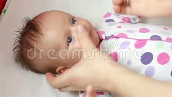 这个刚出生的男孩正在鼻子里滴着医疗准备视频的预览图