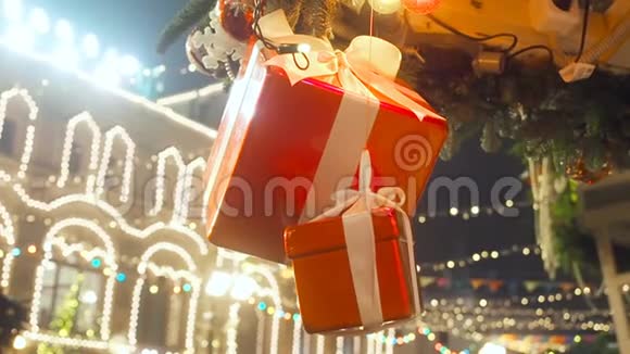 新年和圣诞节街景的欧洲城市装饰礼品盒用缎带系着视频的预览图