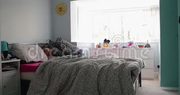 儿童卧室惊悚镜头视频的预览图