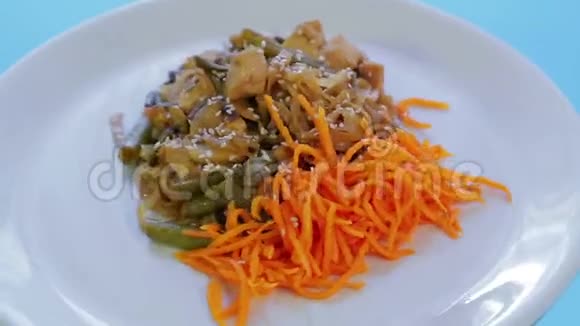 泰国米粉配以鸡肉蔬菜和芝麻绕圈旋转视频的预览图