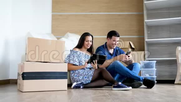 快乐的一对夫妇在他们的新公寓寻找新的家具在线视频的预览图