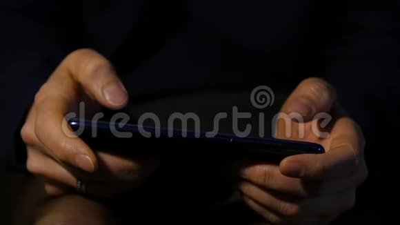 特写女人她的手指在智能手机的触摸屏上妇女使用手机进行在线商业标记慢慢慢慢视频的预览图