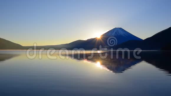 山富士山和日出来自日本莫托苏湖的全景视频的预览图